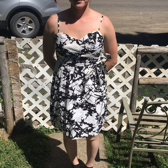 Dresses - Picture 2 of 4